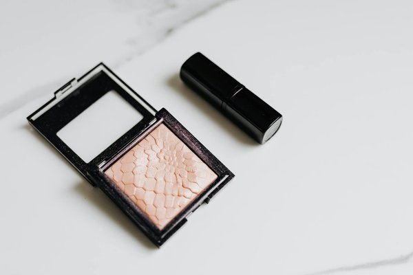 Elevate Your Wardrobe: Mastering Oversized Outerwear in the UK for a Stylishly Balanced Ensemble